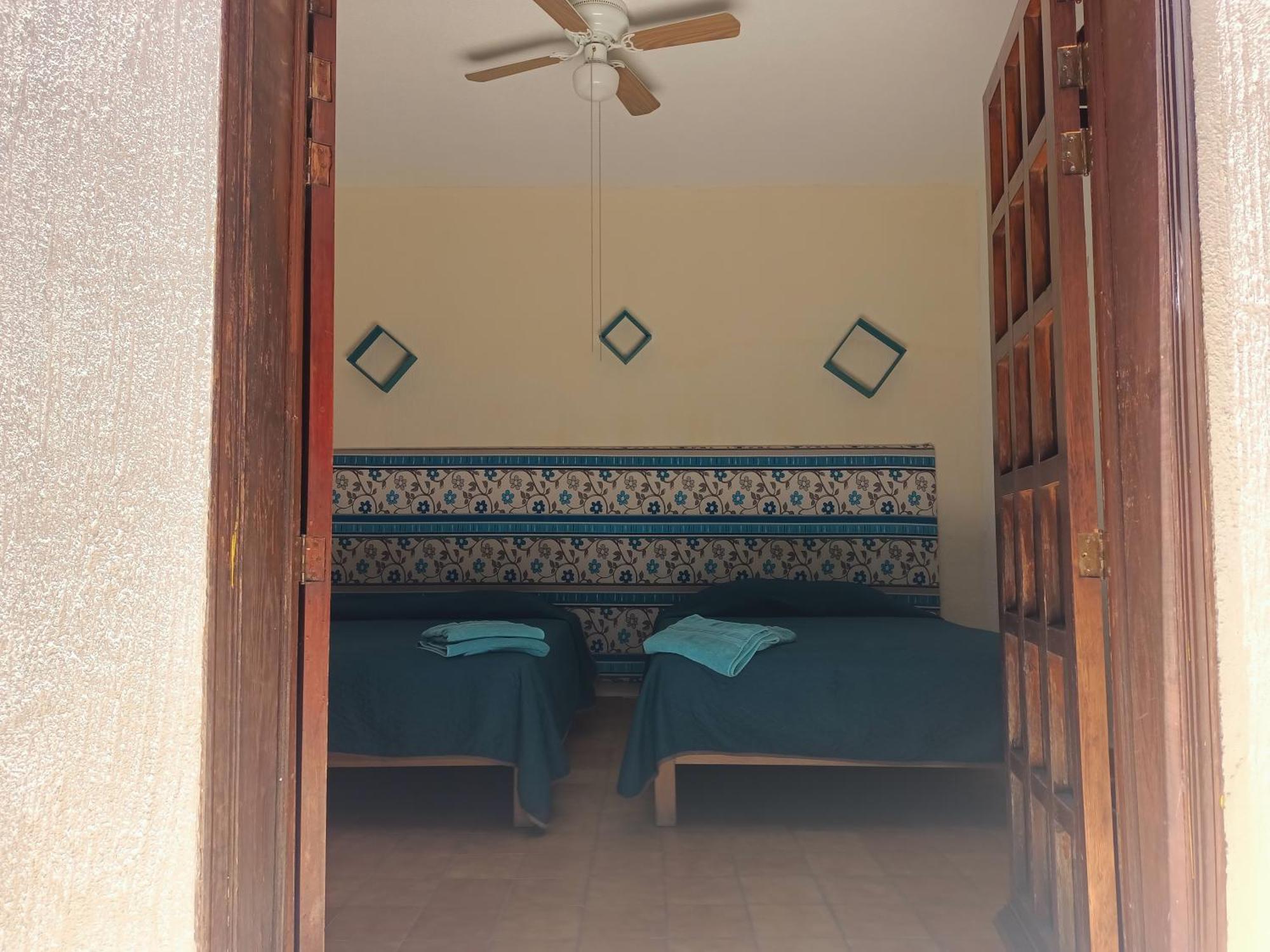 Casona Luciernaga-Casa De Huespedes Guest House Leon Exterior photo